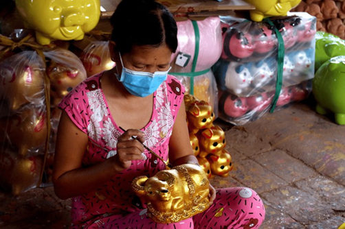 Keramik-Dorf in Binh Duong stellt in der Tet-Saison “goldene Büffel” her