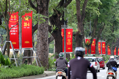Hanoi ist farbenfroh zu den Feiertagen geschmückt